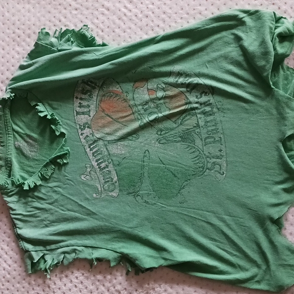 💙Green Saint Patrick's day shirt faded and distressed size large - Picture 9 of 16
